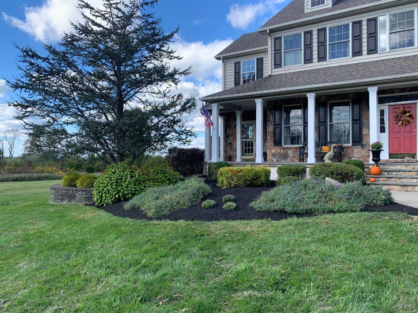 Doylestown’s best landscaping services, including lawn care and mulch<br />
